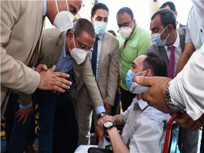 محافظ الفيوم ورئيس جامعة الأزهر يتفقدان أعمال القافلة الطبية بقرية الغرق 
