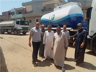 سيارات مياه بقرية بني حسن بالشرقية لمواجهة الانقطاع
