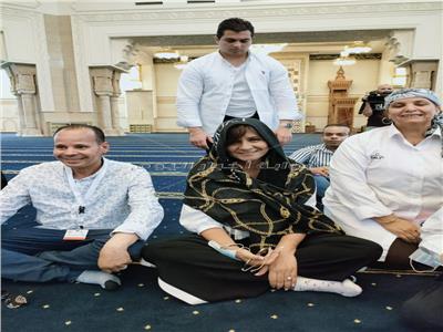 وزيرة الهجرة ترتدي الحجابداخل مسجد الفتاح العليم