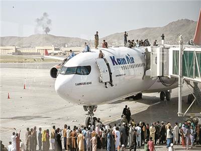 الافغان يتكدسون في مطار كابول للفرار من البلاد