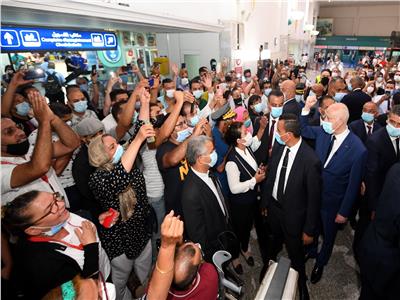 الرئيس التونسي قيس سعيد اثناء لقائه مع عدد من مضيفات الطيران