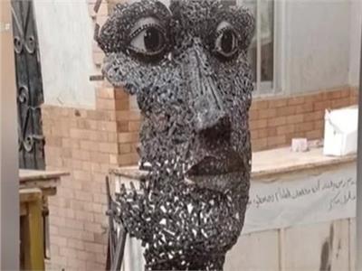 تمثال وجه من حديد