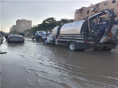 سيارة نزح المياه اثناء ازالة مياه تسريب خط مياه بشارع جامعة الدول العربية