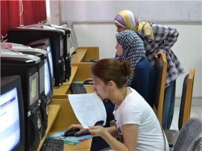 طلاب المرحلة الأولي