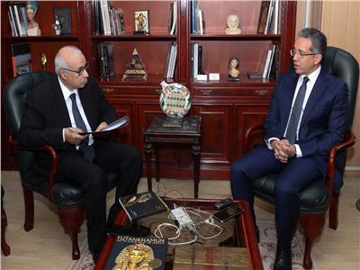 وزير السياحة والآثار خلال حواره مع رئيس تحرير وكالة أنباء الشرق الأوسط
