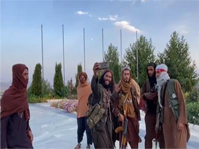 مقاتلو طالبان يلتقطون الصور السيلفي