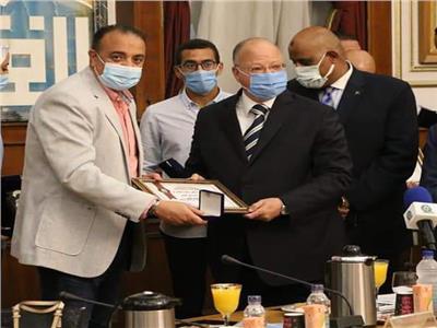 محافظ القاهرة يكرم أسامة أبوزيد رئيس مجلس إدارة نادي الشمس