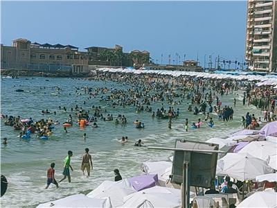 زحام على شواطئ الإسكندرية