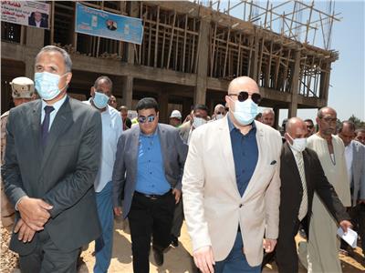 محافظ بني سويف يتابع سير العمل في مشروعات المبادرة الرئاسية "حياة كريمة"
