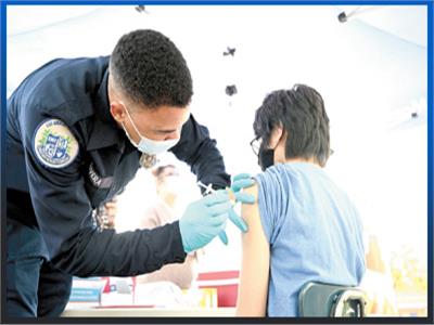 تطعيم أحد الأفراد بلقاح فايزر فى كاليفورنيا  - «صورة من أ ف ب»