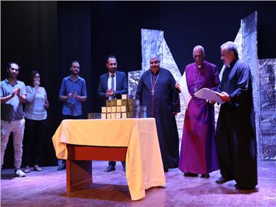 رئيس الأسقفية يكرم المشاركين بـ"معًا من أجل مصر" بالسويس ويشهد عرضًا مسرحيًا