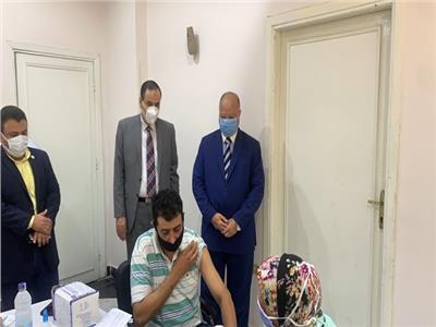 تفقد اللواء خالد عبد العال محافظ القاهرة اجراءات تلقى العاملين بحى مصر الجديدة للقاح فيروس كورونا