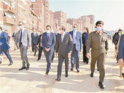 الرئيس السيسى والحكومة أثناء زيارتهم لعزبة الهجانة