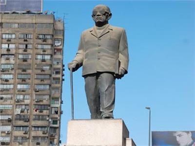 تمثال أديب نوبل نجيب محفوظ بشارع جامعة الدول العربية 