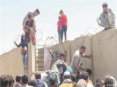 أفغان يائسون يحاولون دخول مطار كابول