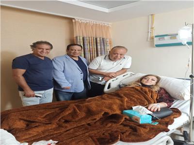 أشرف زكي خلال زيارته لنهال عنبر في المستشفى