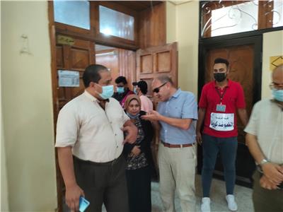 جامعة المنصورة تبدأ تطعيم طلابها بلقاح كورونا ونائب رئيس الجامعة في جولة لتفقد عملية التطعيم 