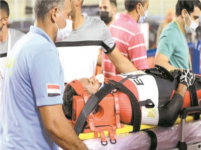 إسعاف للاعب محمد بكر بعد تعرضه للإصابة