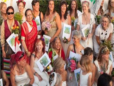 70 مرأة انجليزية اثناء مراثم الزواج من الاشجار 