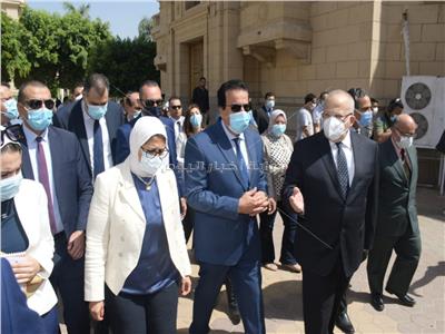  وزير التعليم العالي ووزيرة الصحة خلال تفقد مراكز التطعيم بجامعة القاهرة