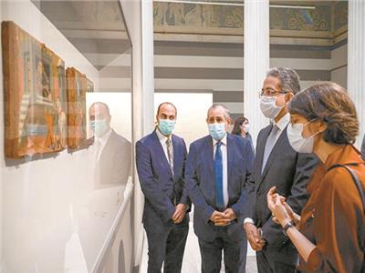 وزير السياحة يتفقد أحد المعروضات بمتحف «بوشكين للفنون الجميلة»