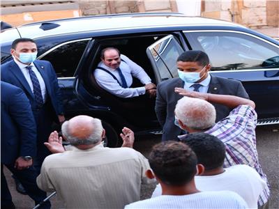 الرئيس السيسي يتبادل الحديث مع أحد المواطنين