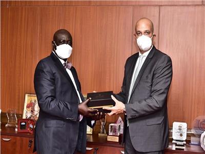 سفير مصر بكمبالا يلتقي رئيس  البرلمان الأوغندي