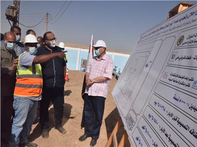 محافظ أسيوط يتفقد مشروع إحلال وتجديد خطوط المياه في قرية الحبايشة 