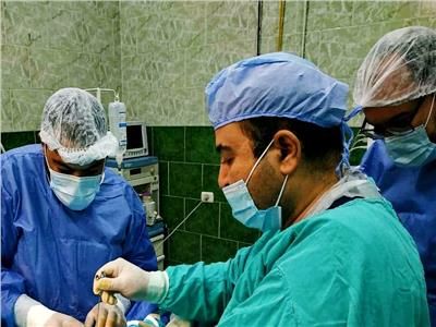 الفريق الطبى بمستشفى الدلنجات أثناء عملية تثقيب مبايض