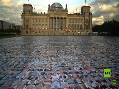 فسيفساء عملاقة لصور سياسيين أمام البرلمان الألماني