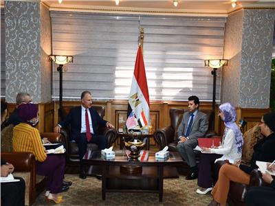 وزير الشباب والرياضة يبحث مع السفير الأمريكي بالقاهرة تعزيز التعاون المشترك