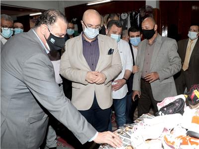 محافظ بني سويف يفتتح المعرض السنوى لتوزيع  الزي المدرسي على 6500 ضمن"حياة كريمة"