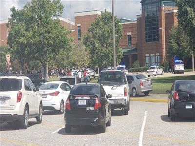 قوات الشرطة تحيط مدرسة "هيريتيج" بولاية فيرجينيا