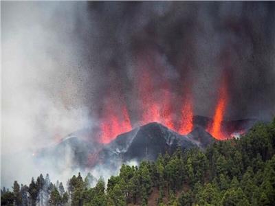الحمم البركانية تدمر نحو 100 منزل في لا بالما الإسبانية 