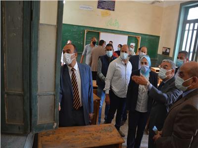 محافظ المنيا يتابع جاهزية المدارس لاستقبال الطلاب وتلقي المعلمين لقاح فيروس كورونا