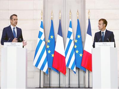 ماكرون ورئيس الوزراء اليونانى خلال مؤتمر صحفى بالعاصمة الفرنسية باريس