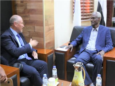 وزير الري السوداني ياسر عباس و السفير الاسترالي جلين مايلز