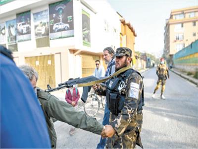 مقاتل من طالبان يوجه السلاح تجاه صحفى فى كابول  