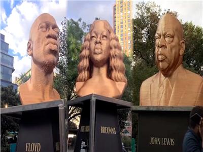 التماثيل في ساحة الحرية بنيويورك