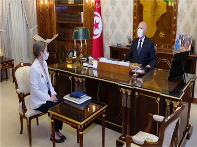 الرئيس التونسي قيس سعيد اثناء لقائه برئيسة الحكومة نجلاء بودن