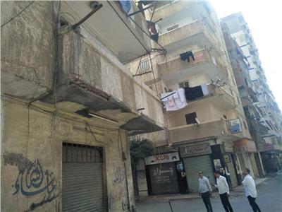 إزالة شرفة عقار آيلة للسقوط بالإسكندرية لخطورتها على المارة