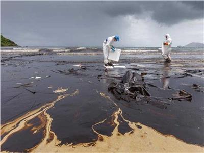 خبراء التسريب النفطي بإحدى شواطئ جنوب كاليفورنيا