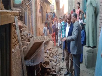 رئيس مركز الفشن يتفقد انهيار منزل بالطوب اللبن بقرية الشقر