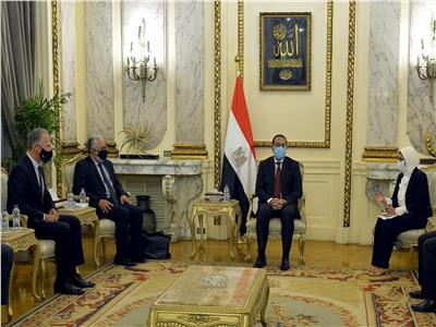 رئيس الوزراء يلتقي عميد الدراسات العليا بكلية الطب بجامعة هارفارد والسفير الأمريكى بالقاهرة