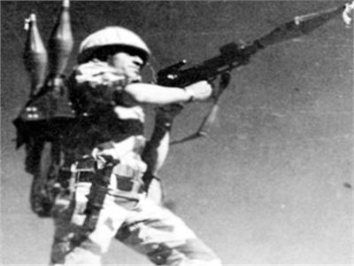 المجند عبد العاطى فى لقطة من فيلم «صائد الدبابات»