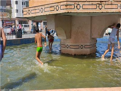 الأطفال والمواطنين يحتفلون بالسباحة في نافورة السيد البدوى بطنطا  