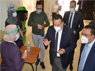 رئيس جامعة الإسكندرية يؤكد أهمية اللقاح