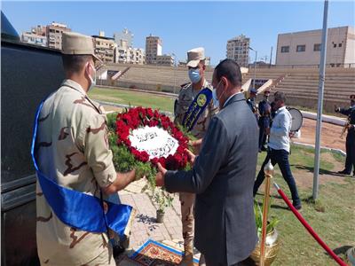 محافظ البحيرة ومدير الأمن يضعان  إكليلاً من الزهور على النصب التذكاري للجندي المجهول