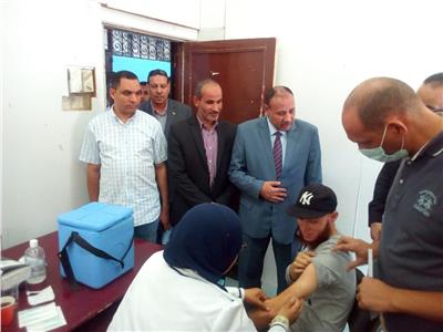 "نائب رئيس جامعة الأزهر للوجه القبلي تفقد نقاط التطعيم