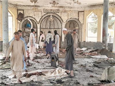 آثار الدماء منتشرة داخل مسجد الشيعة الذى تعرض للهجوم